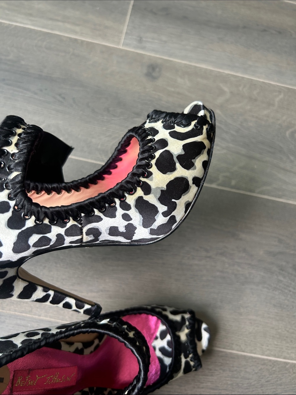 Betsey Johnson Mary Jane Bow Peep Toe Pumps Black White Animal Print Heels Sz 7 - Picture 13 of 15